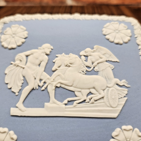 Wedgwood Jasperware Square Trinket Box – Ulysses & Chariot of Victory - Blue/Whi - Picture 3 of 8